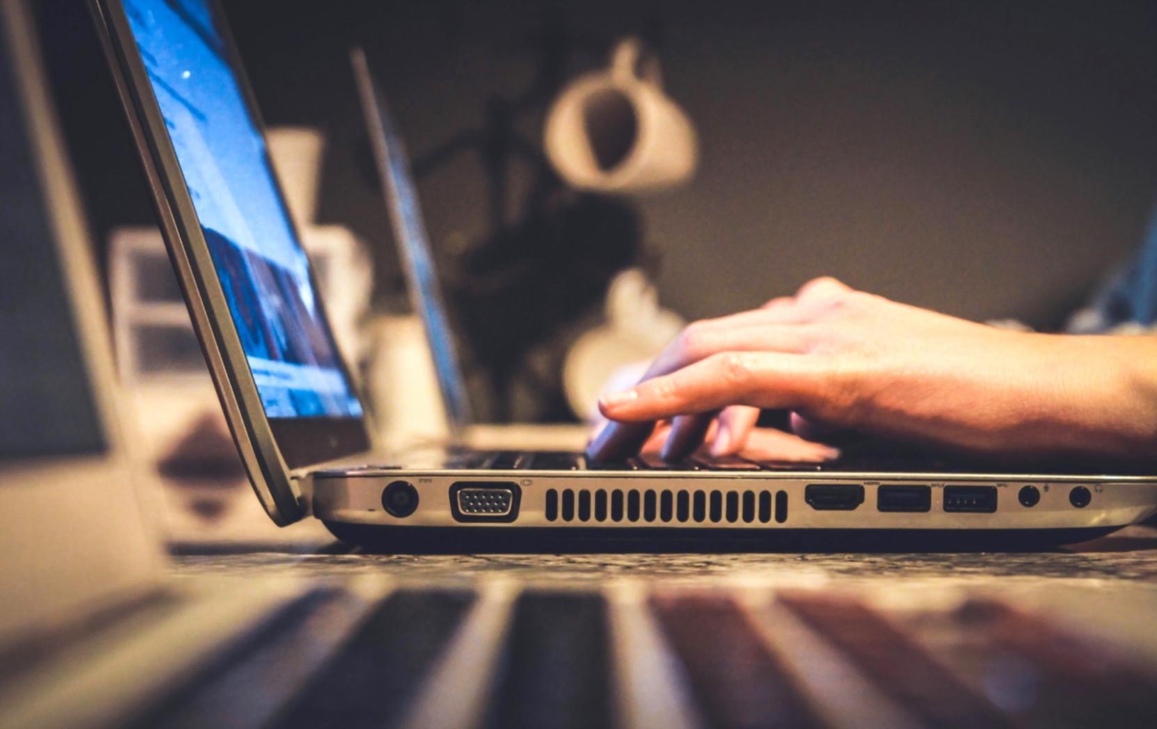 Teilnehmer während einer interaktiven Lerneinheit